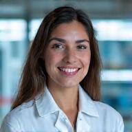 Fotografia profissional de Mariana Almeida, Engenheira de IoT, em ambiente laboratorial